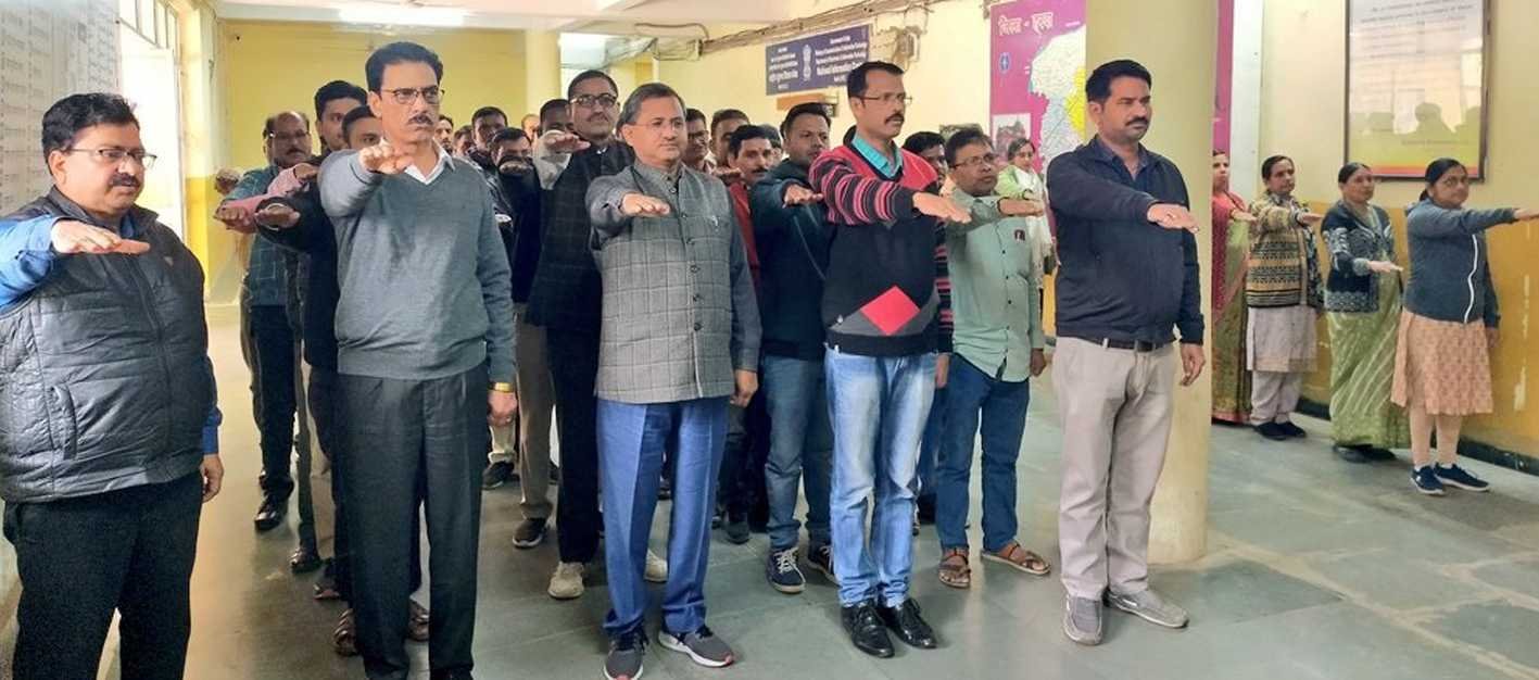 सुशासन दिवस पर अधिकारी कर्मचारियों को दिलाई शपथ