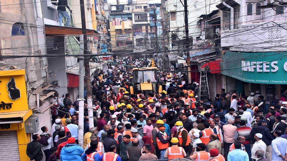 बंबई बाजार में दूसरे दिन 80 शेड और पक्के निर्माण पर चला हथौड़ा