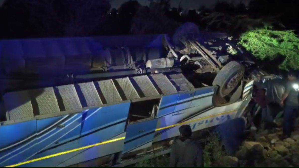 खरगोन से गुजरात जा रही बस बड़वानी में पलटी, 15 मजदूर घायल