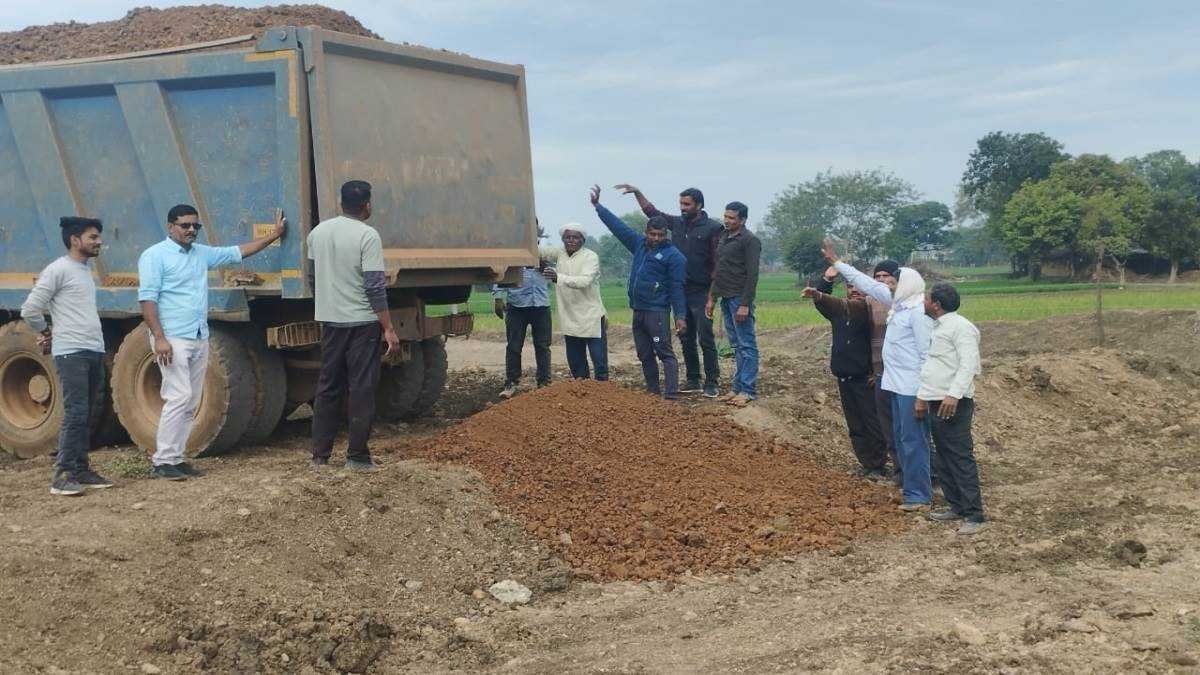पटरी बिछाने अधिग्रहित की अतिरिक्त जमीन, मुआवजा न मिलने से आक्रोशित किसानों ने ठेकेदार को काम करने से रोका