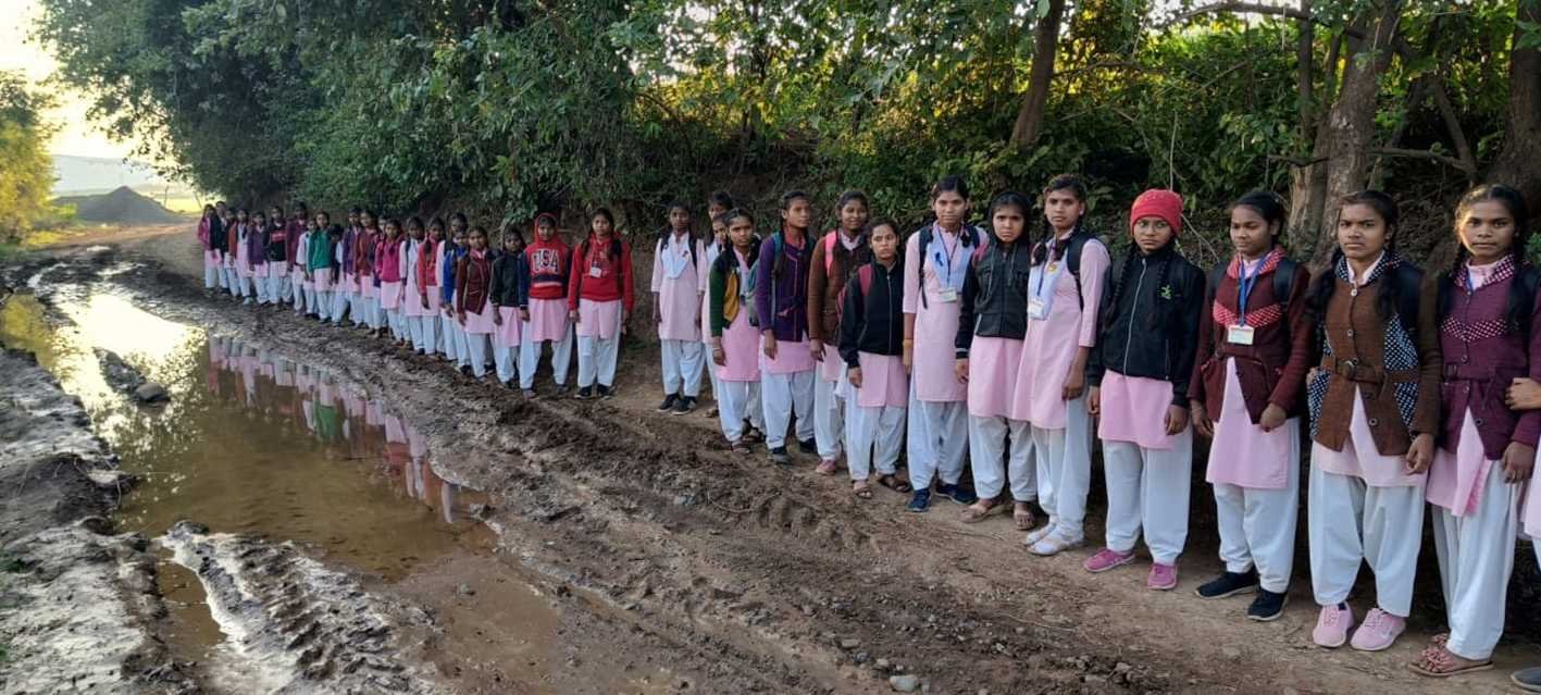 दलदल में तब्दील सड़क, गुजरना दूभर