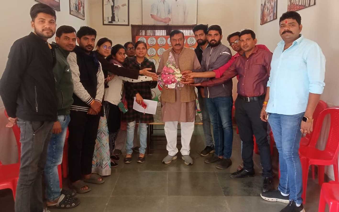 विधायक दोगने को सौंपा ज्ञापन