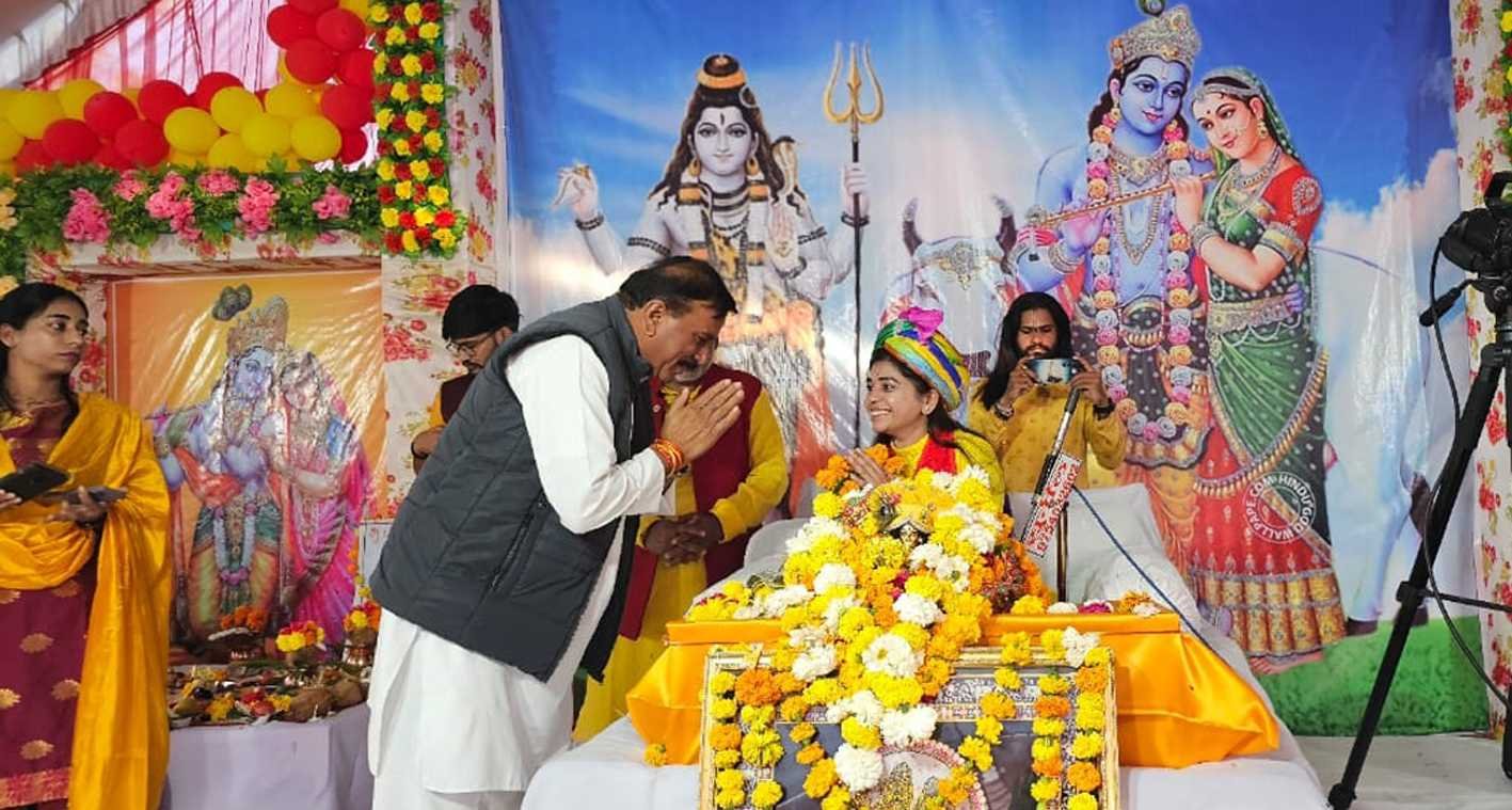 कथा सुनने पहुंचे विधायक श्री दोगने