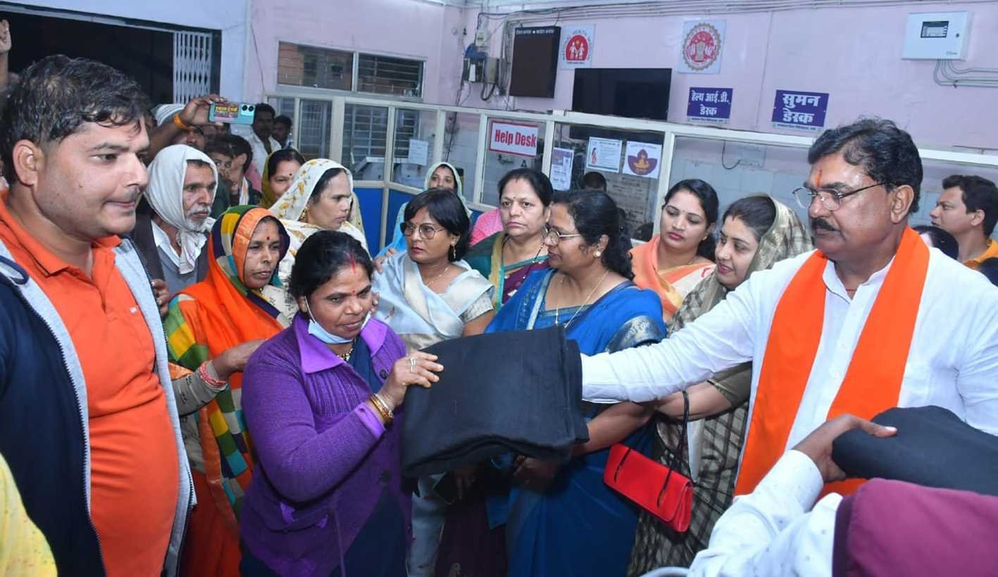 पूर्व प्रधानमंत्री की जयंती पर मरीजों को बांटे कंबल