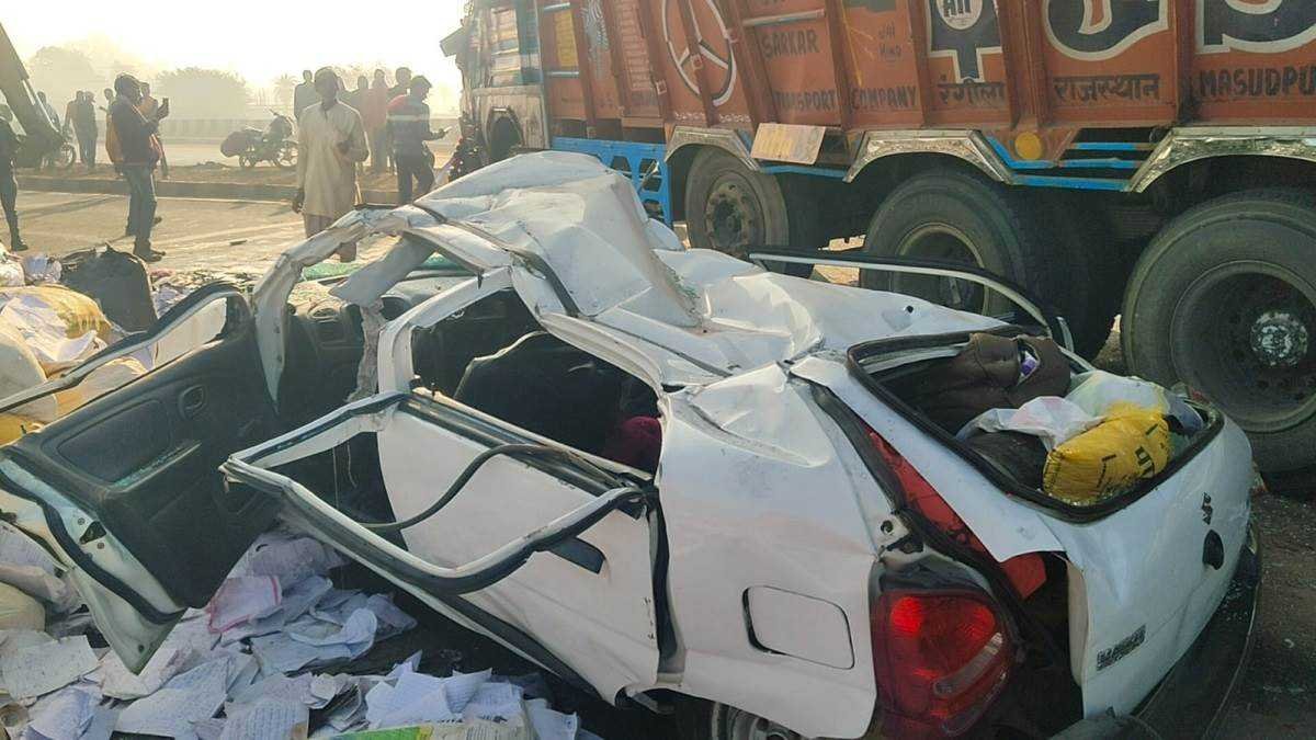 कबाड़े से भरा ट्रक कार पर गिरा, चार की मौत, दो घायल