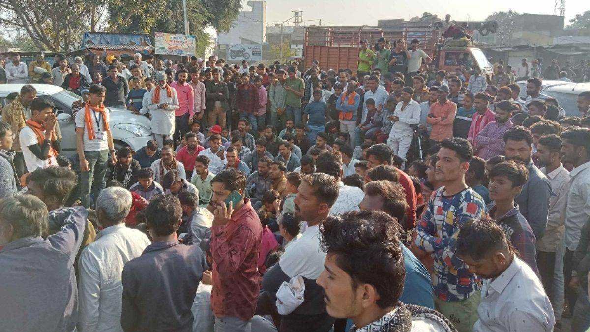जिले में गोवंश की निर्मम हत्या के मामले में आरोपितों के मकान पर चला बुलडोजर