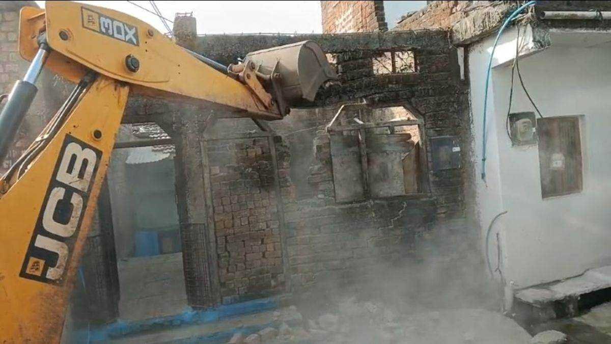 आगर जिला प्रशासन ने गोवंश के साथ अमानवी क्रूरता करने वालों के मकानों पर चलाया बुलडोजर