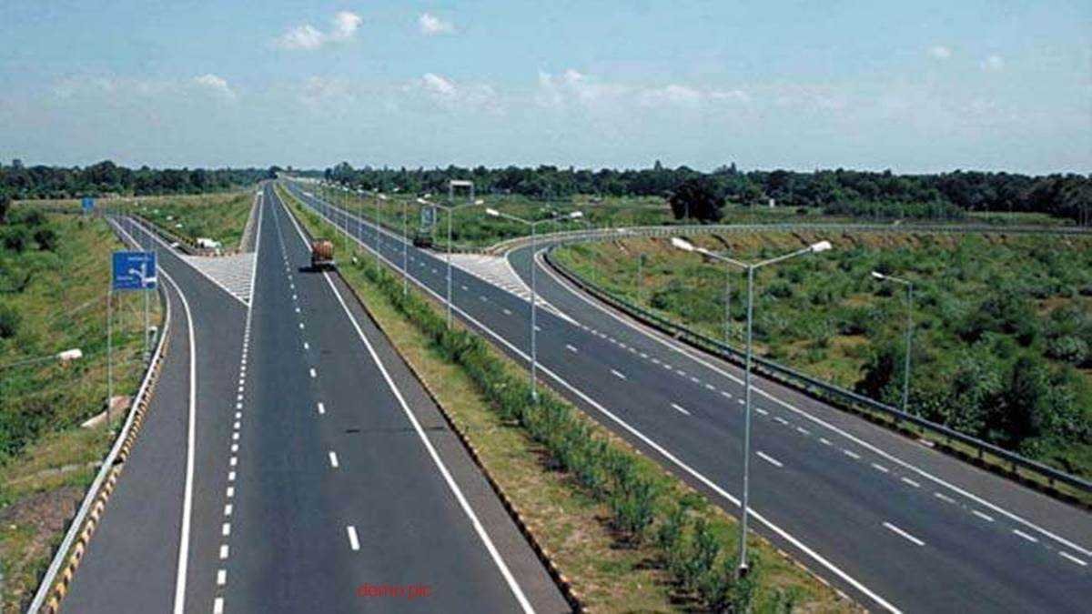 सिक्स लेन का दबाव झेल रही दो लेन इंदौर-नेमावर सड़क