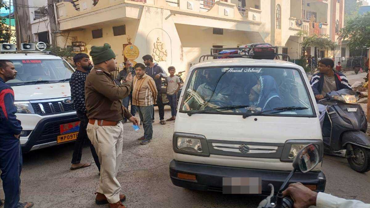 18 से अधिक स्कूली बच्चों को वैन में बैठाकर दौड़ा रहा था चालक, वाहन जब्त