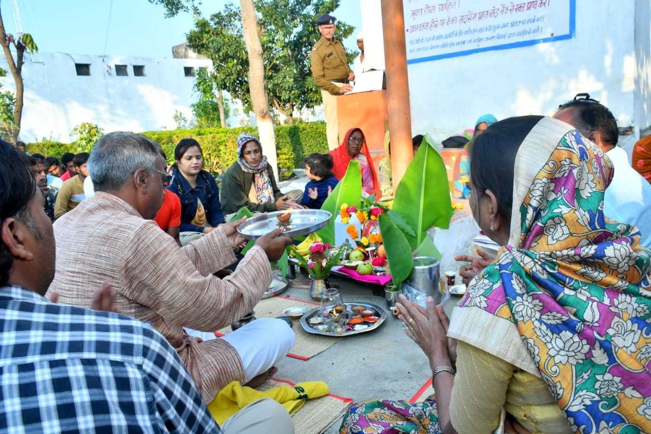 बंदियों को सुनाई भगवान सत्यनारायण की कथा  