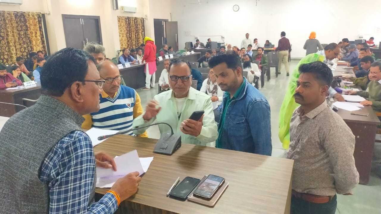 जनसुनवाई में अधिकारियों ने सुनी नागरिकों की समस्याएं