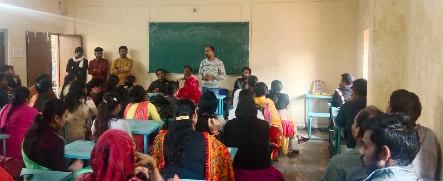 वंचित लोगों का हाथ थामना जरूरी ….  असाक्षरों को बनाएं साक्षर, बनें अक्षर साथी