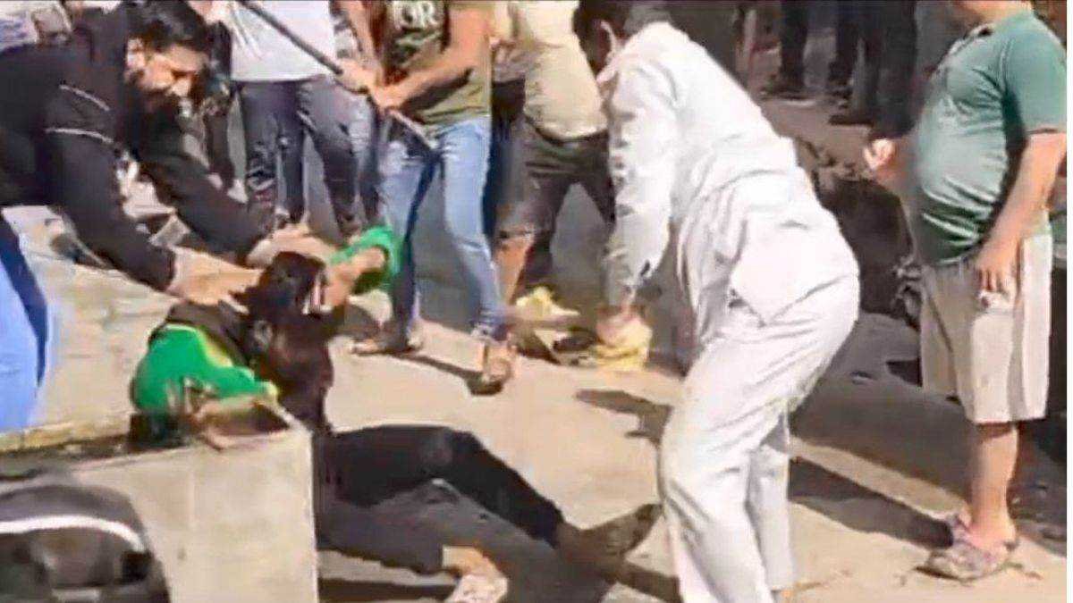 घूरने की बात पर दो परिवारों में खूनी संघर्ष, एक गंभीर घायल को इंदौर रिफर किया