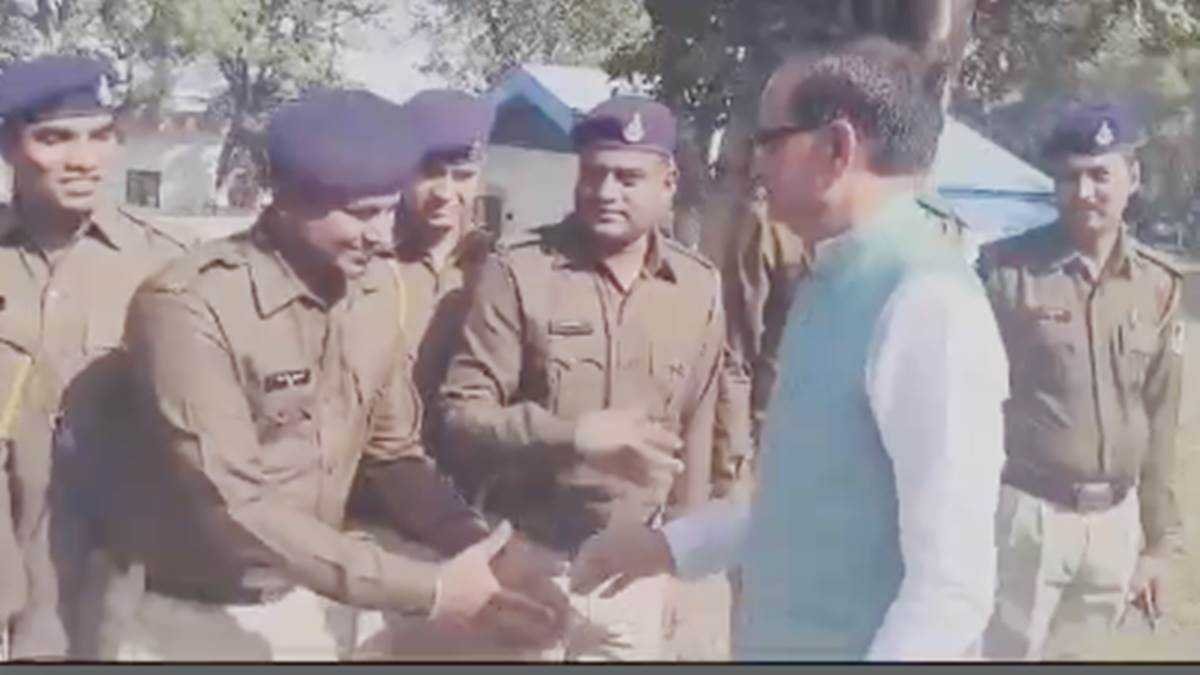 सीएम आवास खाली करने से पहले श‍िवराज ने किए गौ माता के दर्शन, सुरक्षाकर्मियों ने दी विदाई