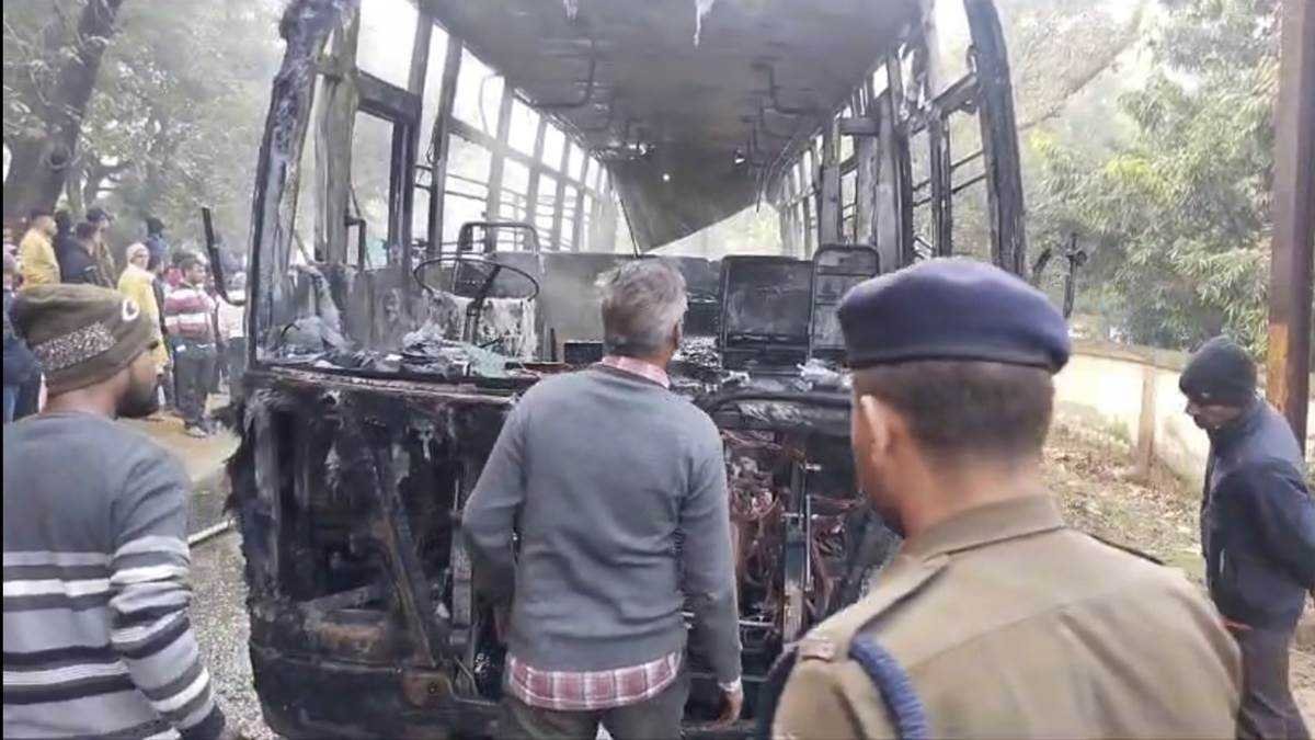 सीधी में शार्ट सर्किट से बस में लगी आग, स्कूल जा रहे थे बच्चे