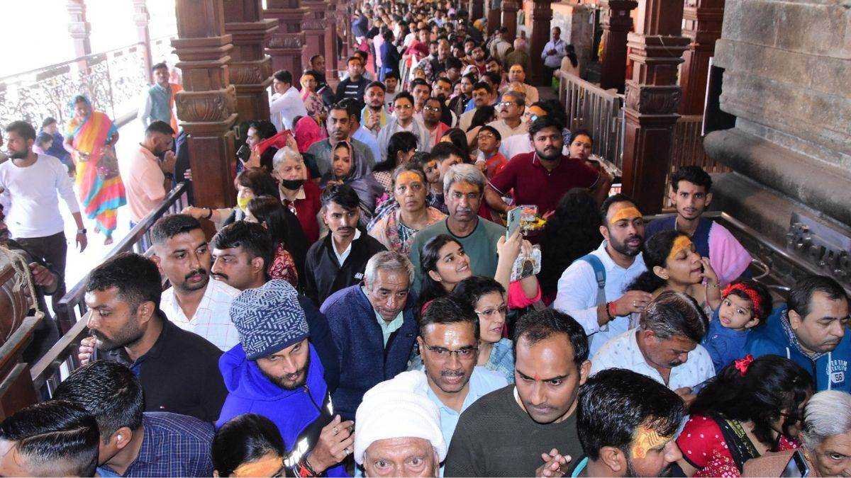 महाकाल के दर्शन करने के लिए आ रहे हैं  इस रास्ते से दिया जा रहा प्रवेश