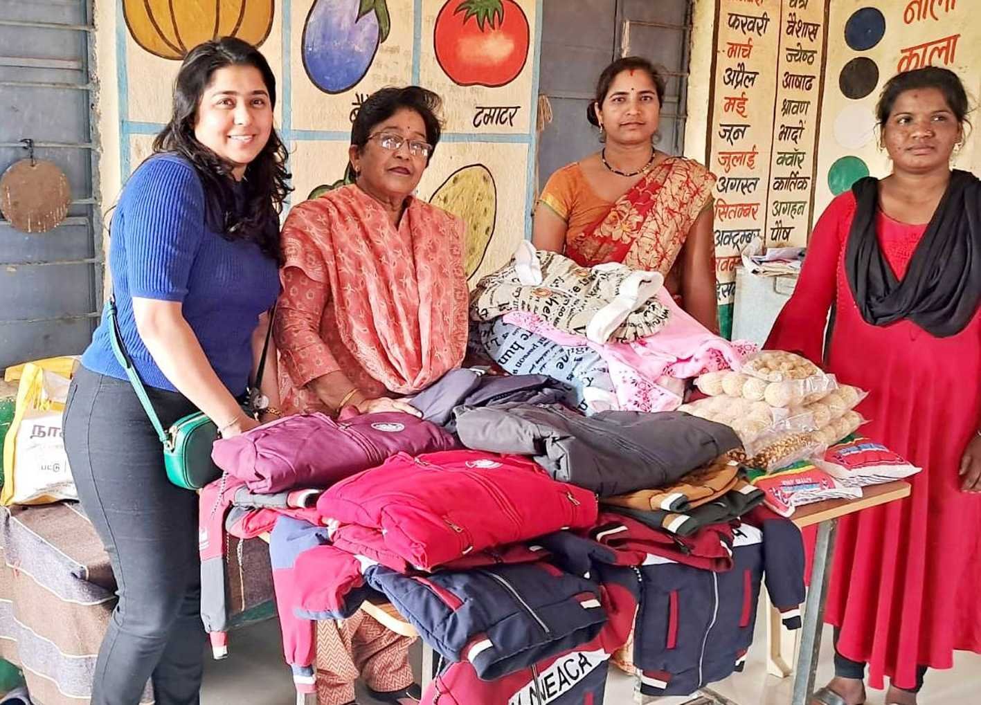 आंगनवाड़ी में बांटे गर्म कपड़े, पौष्टिक आहार