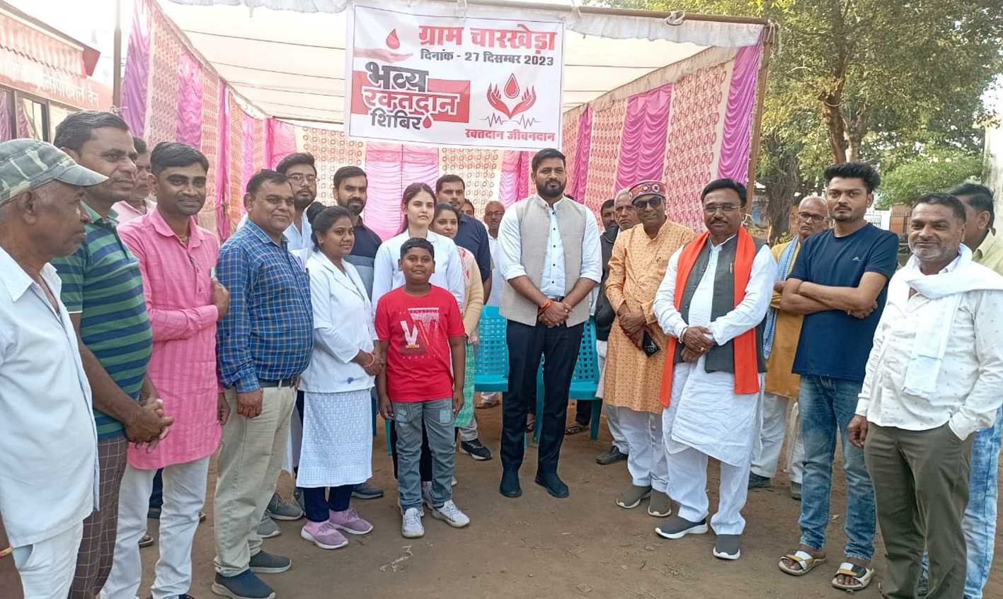 सोच में बदलाव- ग्रामीणों ने बढ़-चढ़कर किया रक्तदान
