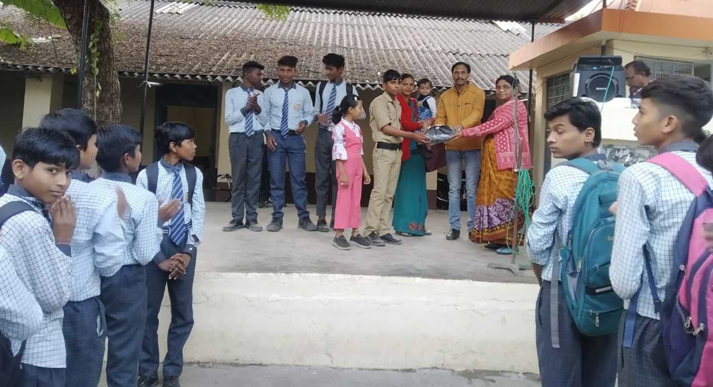 पंवार की स्मृति में छात्रों को बांटे स्वेटर  