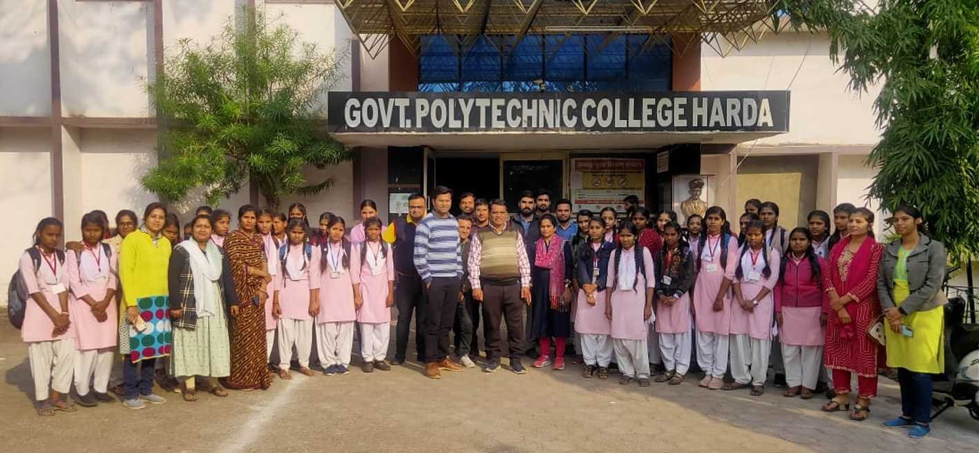 छात्राओं को ‘इंजीनियरिंग व्यवसाय में भविष्य’ के बारे में बताया
