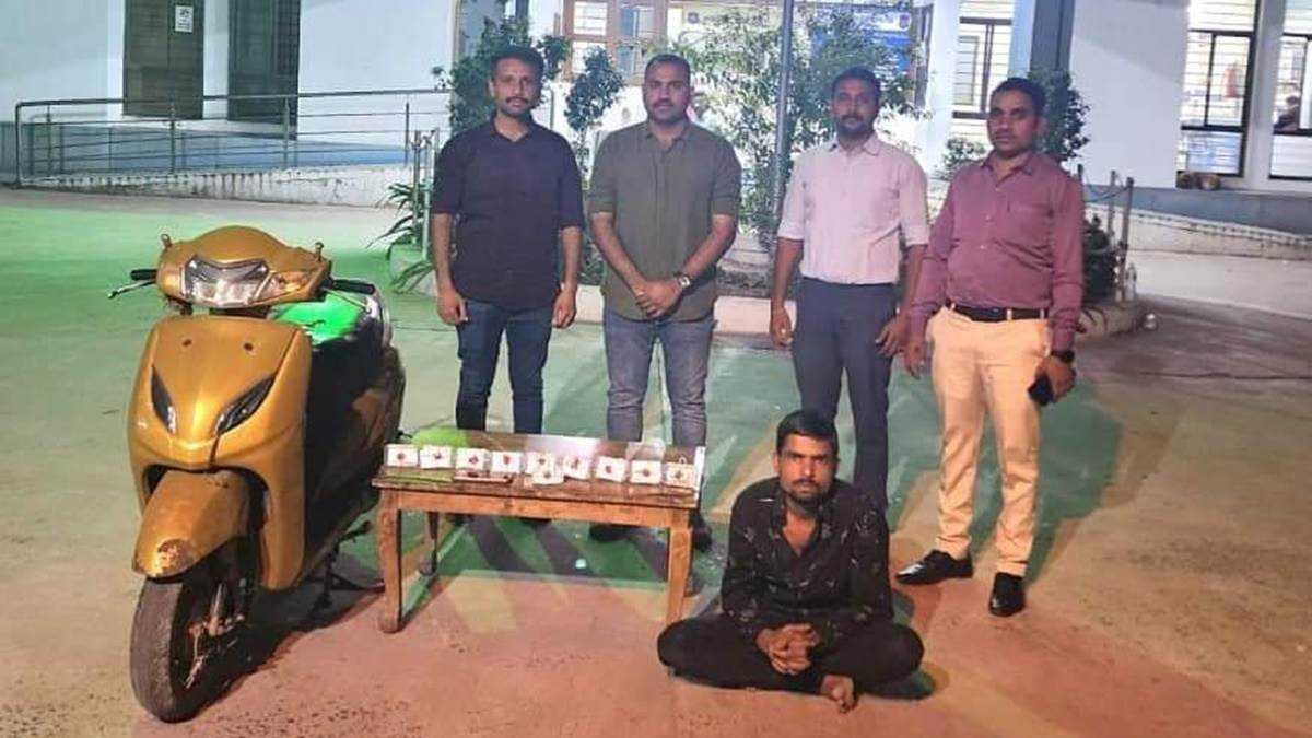 अहमदाबाद पुलिस का दरोगा ग्वालियर में बना सब्जीवाला और सिपाही ने बेचे गुब्बारे, पकड़ा चोर