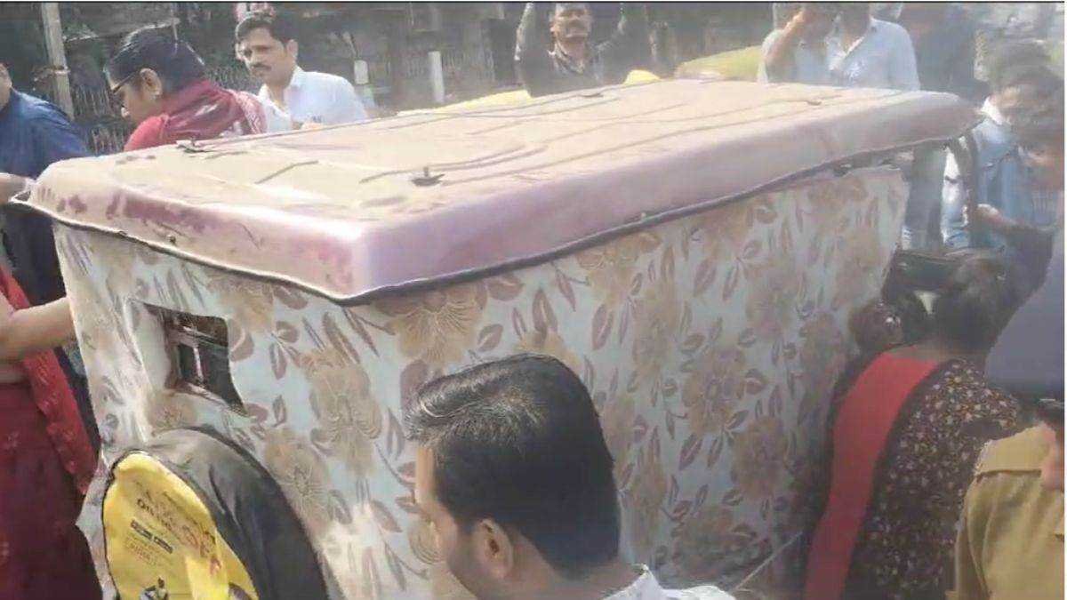 रीगल तिराहे पर पलटी अनियंत्रित ई-रिक्शा, महिलाएं और बच्चे थे सवार, कोई हताहत नहीं