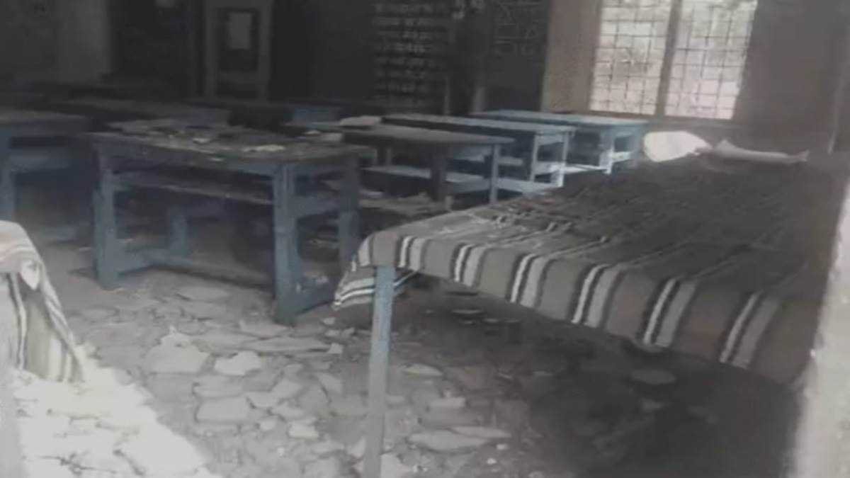 सरकारी स्कूल की छत का प्लास्टर गिरा, छात्र-शिक्षक घायल