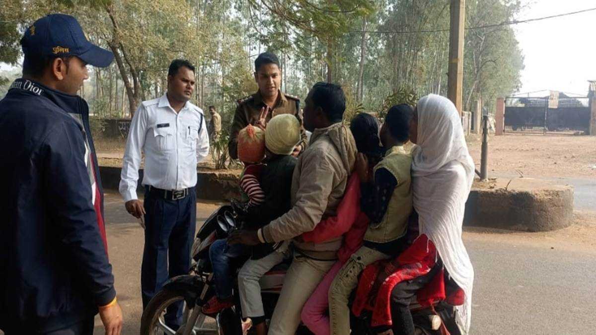 एक बाइक पर छह लोग सवार, पुलिस भी देखकर चौक गई