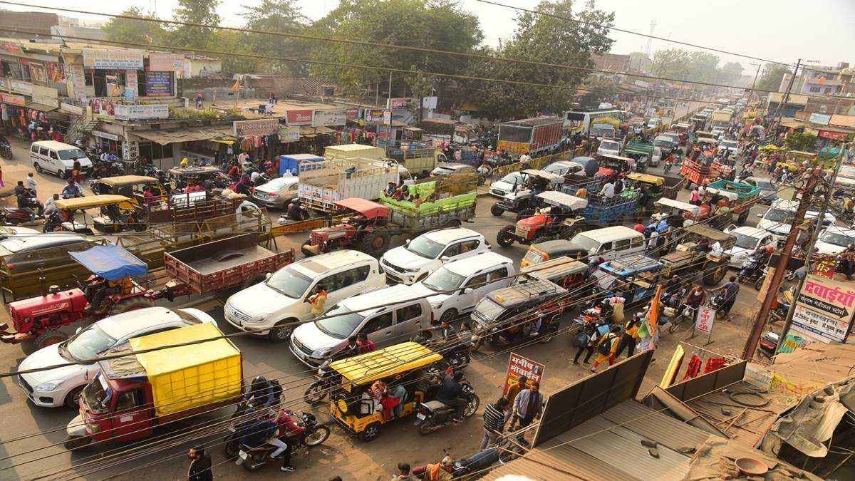 वेयरहाउस संचालकों ने किसानों के साथ सड़क पर लगाया जाम