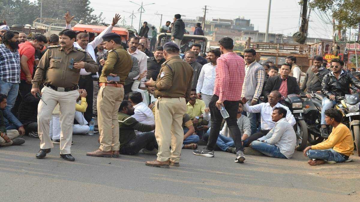 चाकूबाजी में मृत युवक का शव थाने के सामने रखकर प्रदर्शन