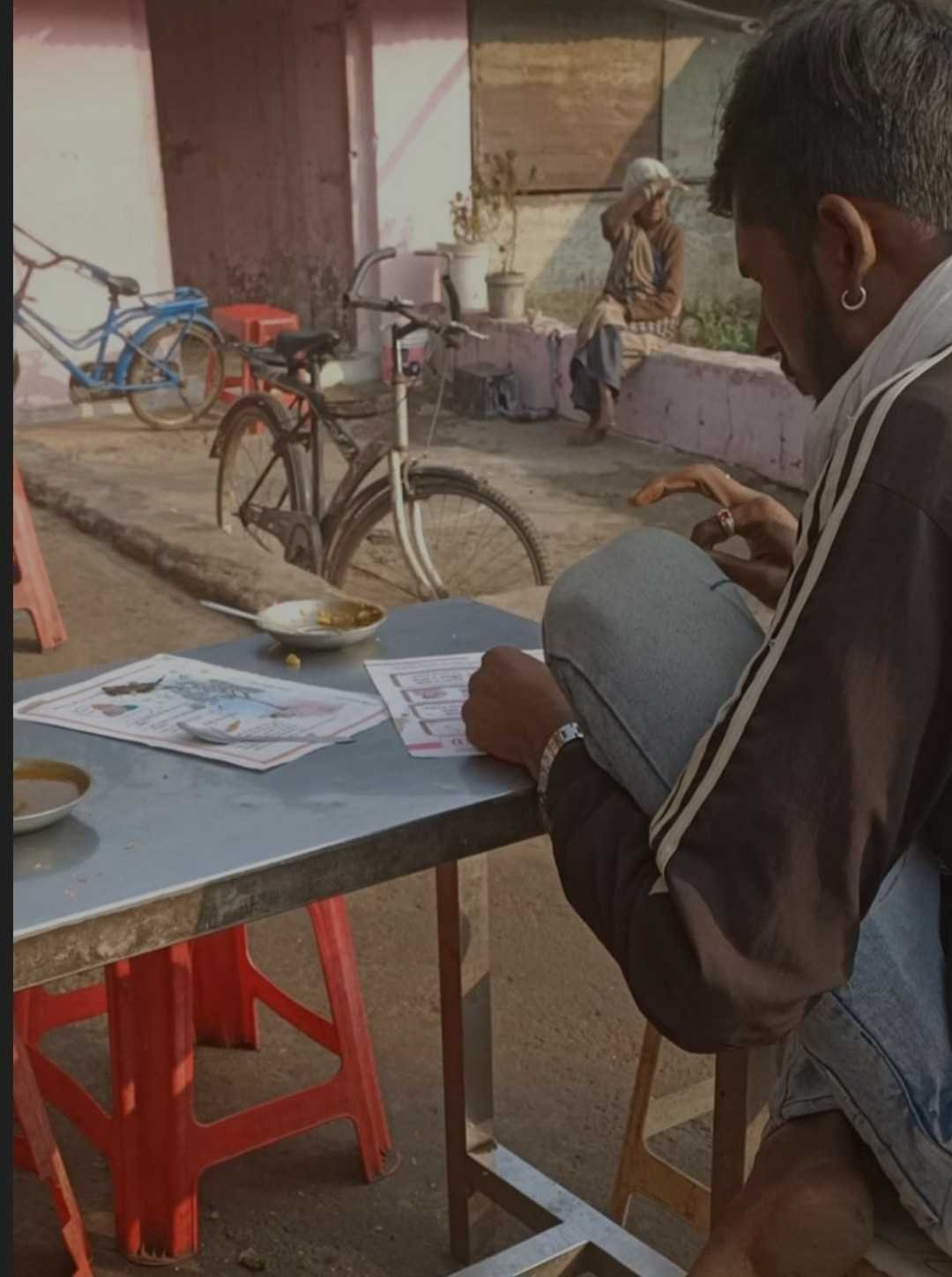 स्कूल पहुंचने वाली किताबे बन गई नाश्ता पाइंट पर डिस्पोजल