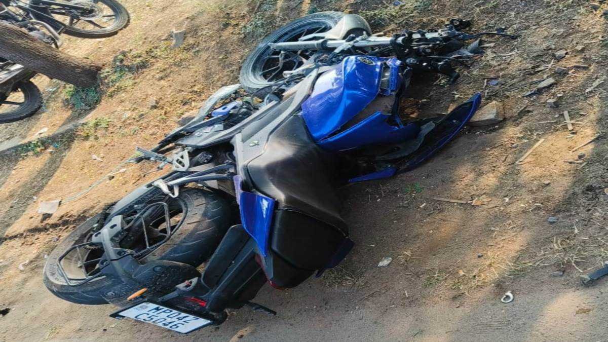 खंभे से टकराई बाइक, पीछे बैठे बालक की मौत, चालक गंभीर