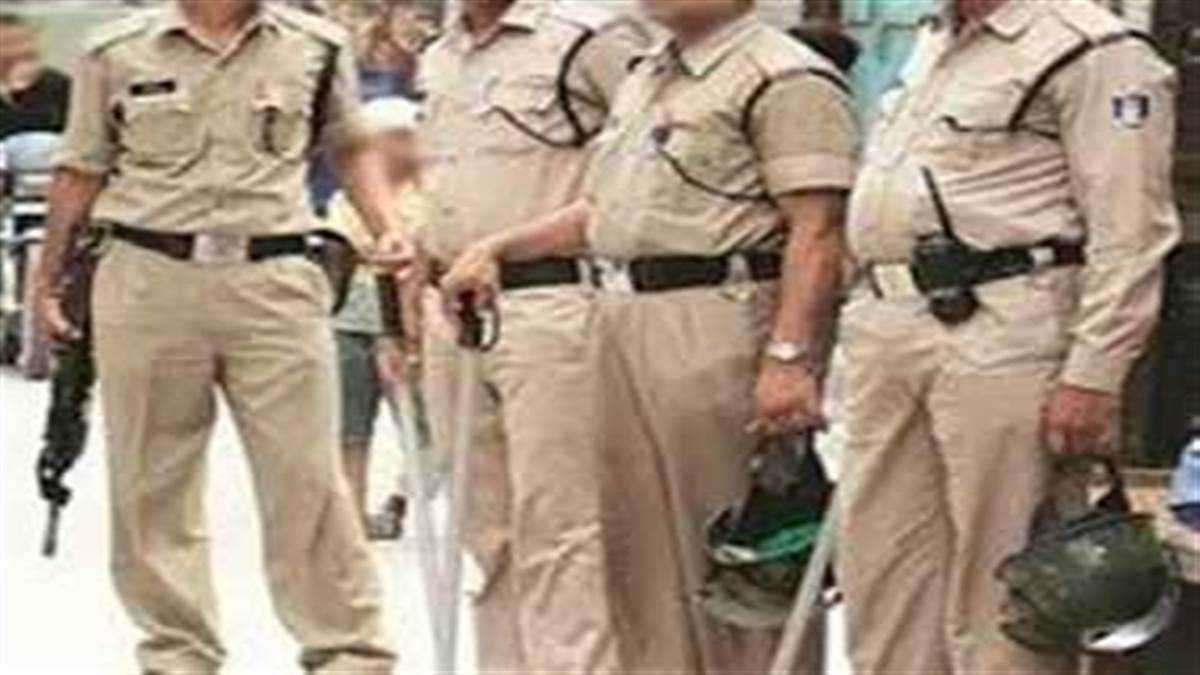 पुलिस पर मारपीट का आरोप, क्षेत्रवासियों ने घेरा थाना, जमकर हुआ हंगामा