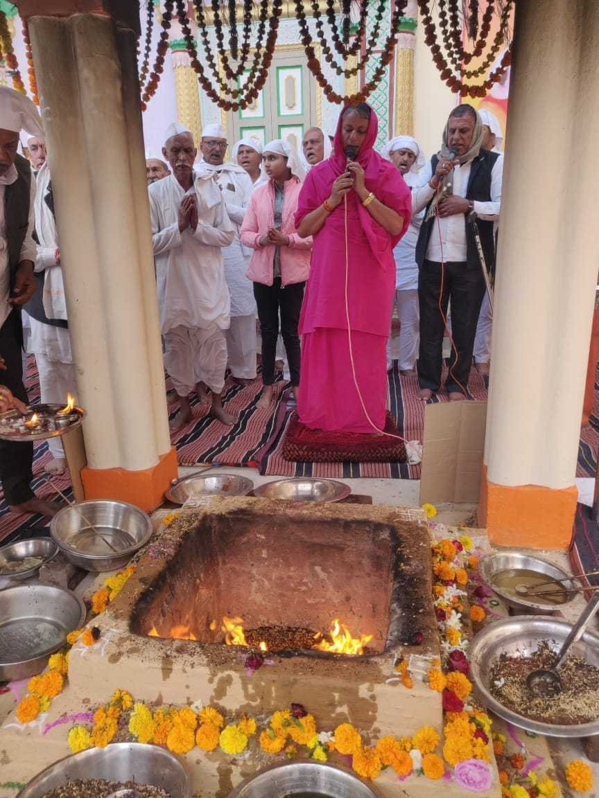 हमें हमेशा संतों के सानिध्य में रहना चाहिए : आचार्य डा गोवर्धनराम