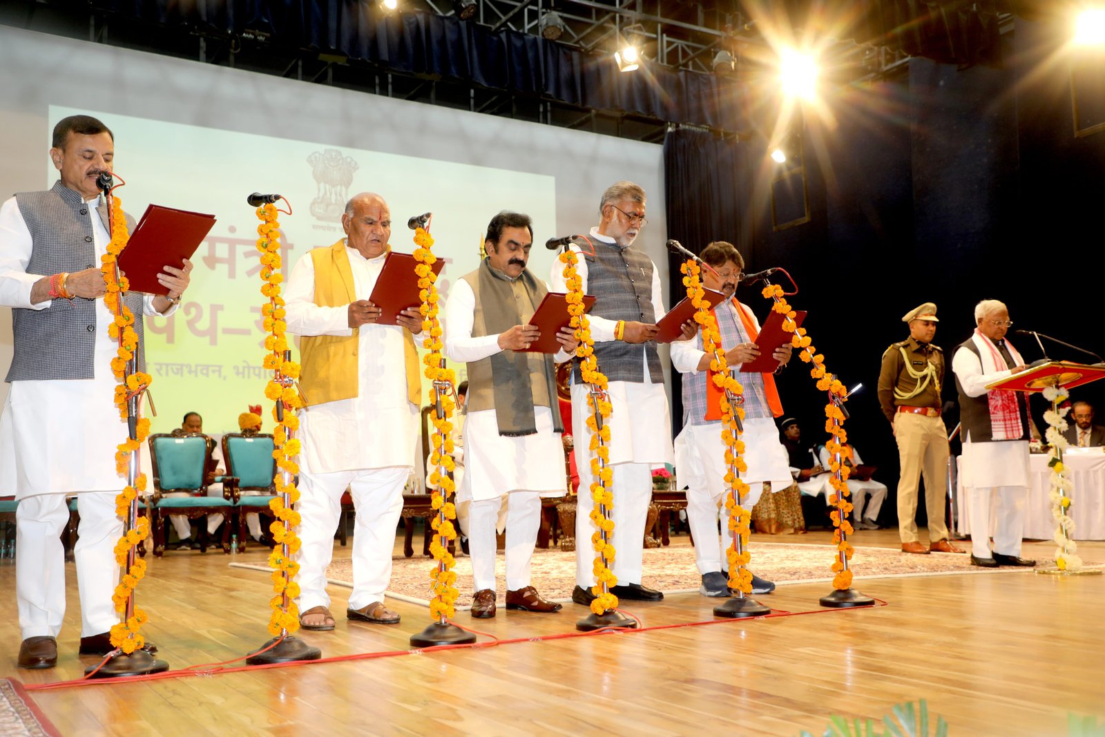 मंत्रिमंडल शपथ ग्रहण कार्यक्रम मे 18 मंत्री, 6 राज्यमंत्री स्वतंत्र प्रभार और 4 राज्यमंत्रियों ने ली शपथ  