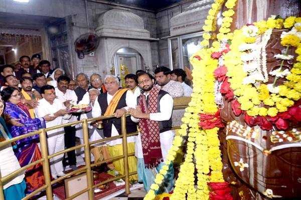 प्रदेश की समृद्धि के लिए उप मुख्यमंत्री श्री देवड़ा ने बाबा महाकाल एवं पशुपति नाथ जी की पूजा अर्चना की