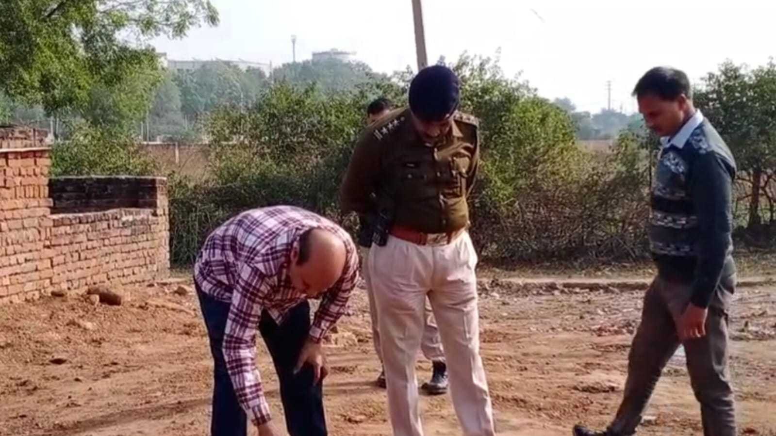 महिला का नग्न और अधजला शव मिला, दुष्कर्म के बाद हत्या की आशंका, स्पॉट पर शराब की बोतलें मिलीं, शराब से शव जलाने का संदेह