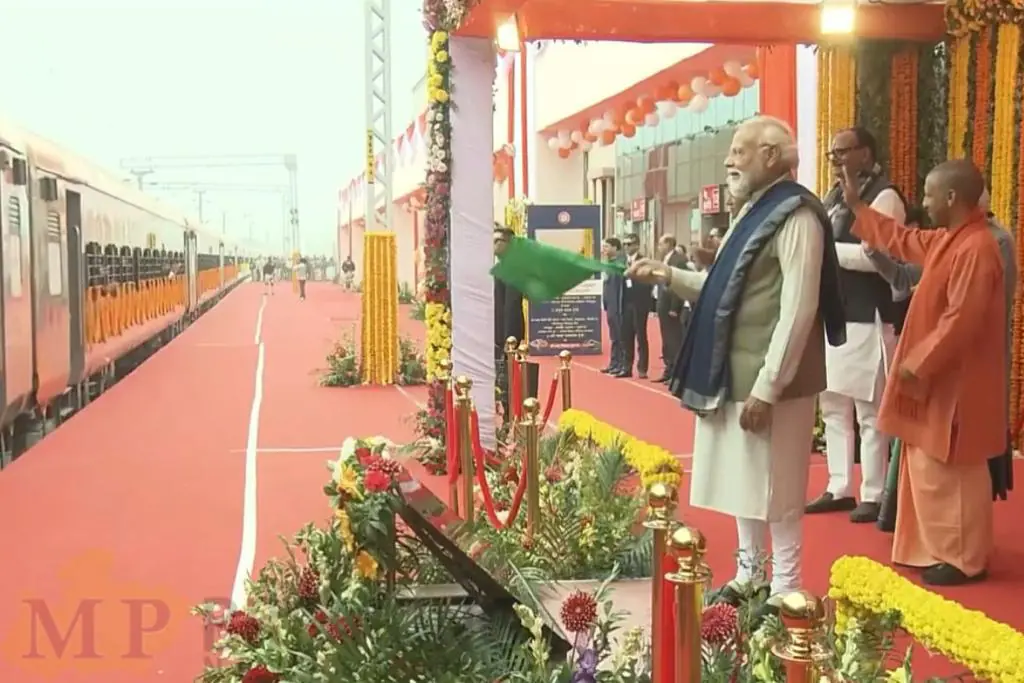 पीएम मोदी ने किया अयोध्या धाम जंक्शन का उद्घाटन, 8 ट्रेनों को हरी झंडी दिखाकर किया रवाना