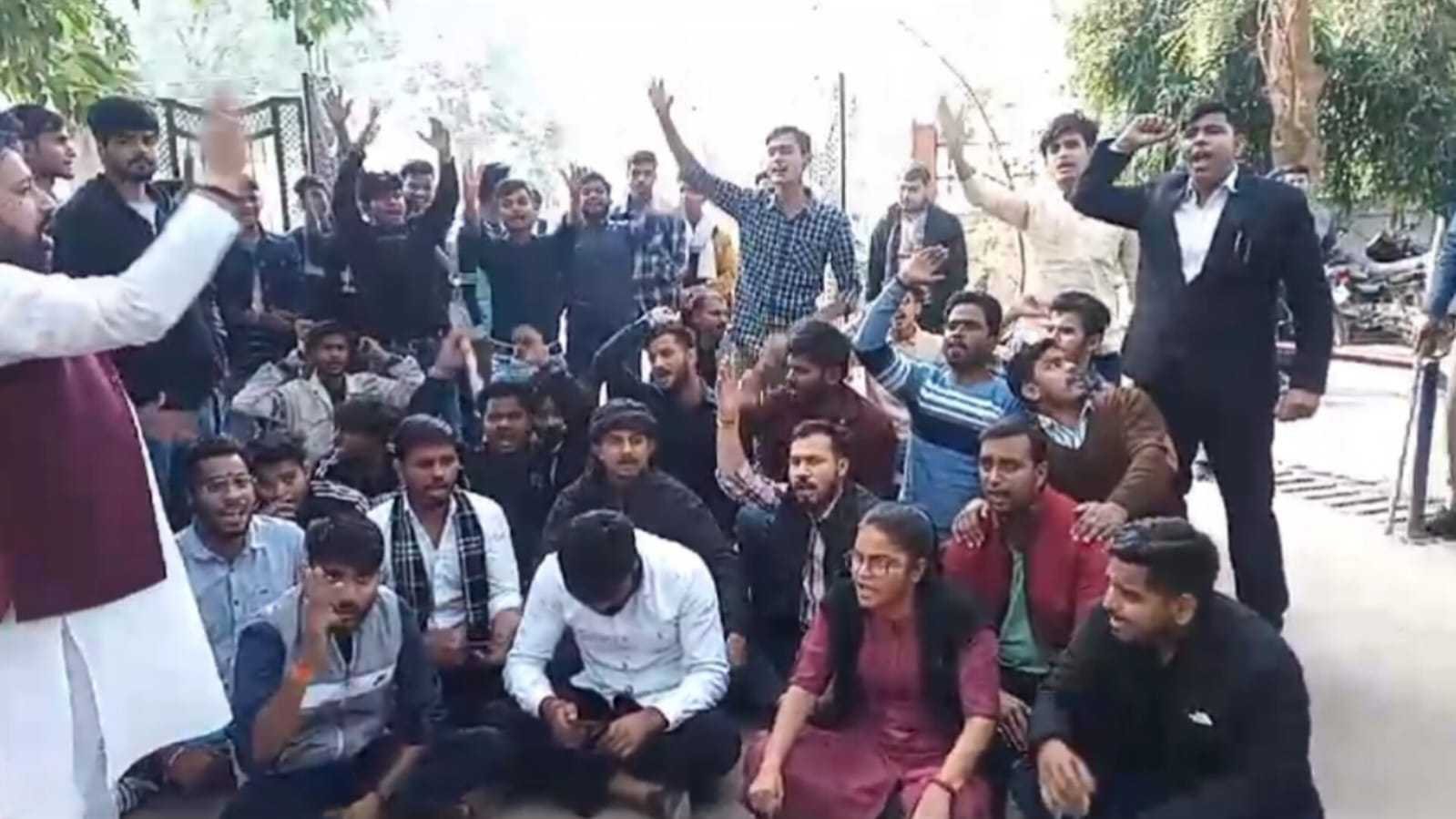 मरीज की मदद करने वाले ABVP कार्यकर्ता पर लूट का केस, एसपी ऑफिस का घेराव, जज की कार से जुड़ा है मामला