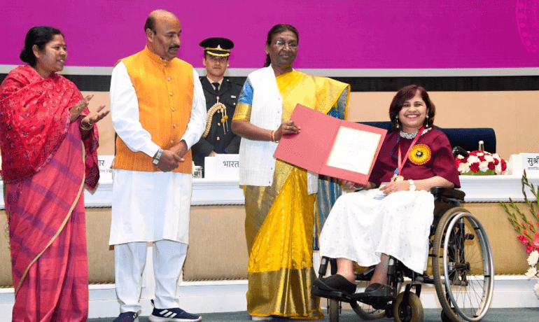 राष्ट्रपति द्रौपदी मुर्मू ने अंतर्राष्ट्रीय दिव्यांगजनों के सशक्तिकरण के लिए राष्‍ट्रीय पुरस्‍कार प्रदान किए