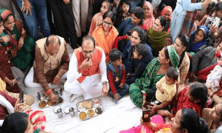 मुख्यमंत्री शिवराज सिंह चौहान को लाडली बहनों ने कराया भोजन