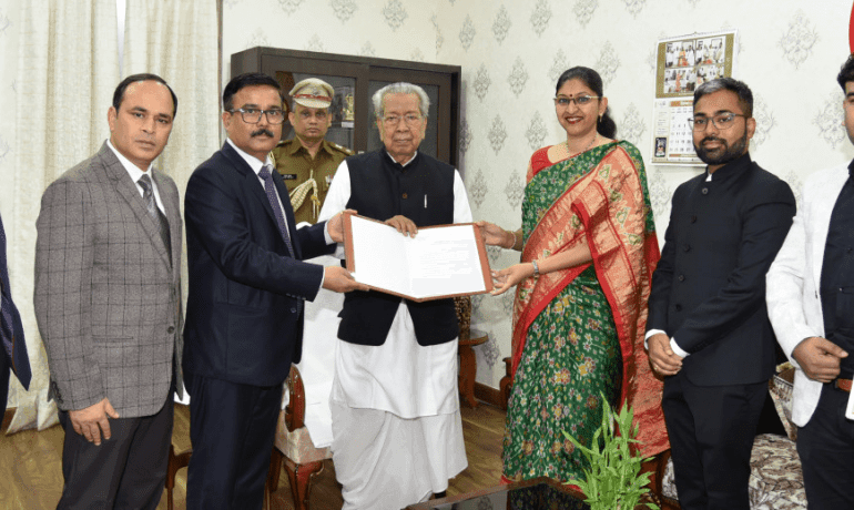 राज्यपाल विश्वभूषण हरिचंदन को मुख्य निर्वाचन पदाधिकारी रीना बाबा साहेब कंगाले ने सौंपी नव-निर्वाचित प्रतिनिधियों की सूची