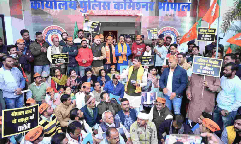 कांग्रेस विधायक के खिलाफ आलोक शर्मा ने दिया पुलिस कमिश्नर कार्यालय पर धरना