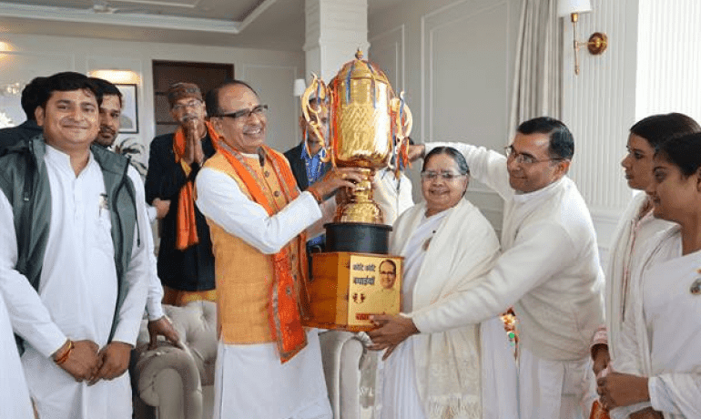 मुख्यमंत्री शिवराज सिंह चौहान को ब्रह्मकुमारियों ने भेंट की ट्रॉफी