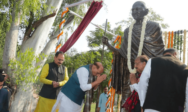 रक्षामंत्री राजनाथ सिंह ने राजघाट के पास महात्मा गांधी की प्रतिमा का अनावरण किया