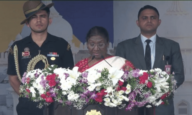 राष्ट्रपति द्रौपदी मुर्मु ने छात्रों के लिए आवश्यक कौशल सीखने पर ध्यान केंद्रित करने की ज़रूरत का आह्वान किया