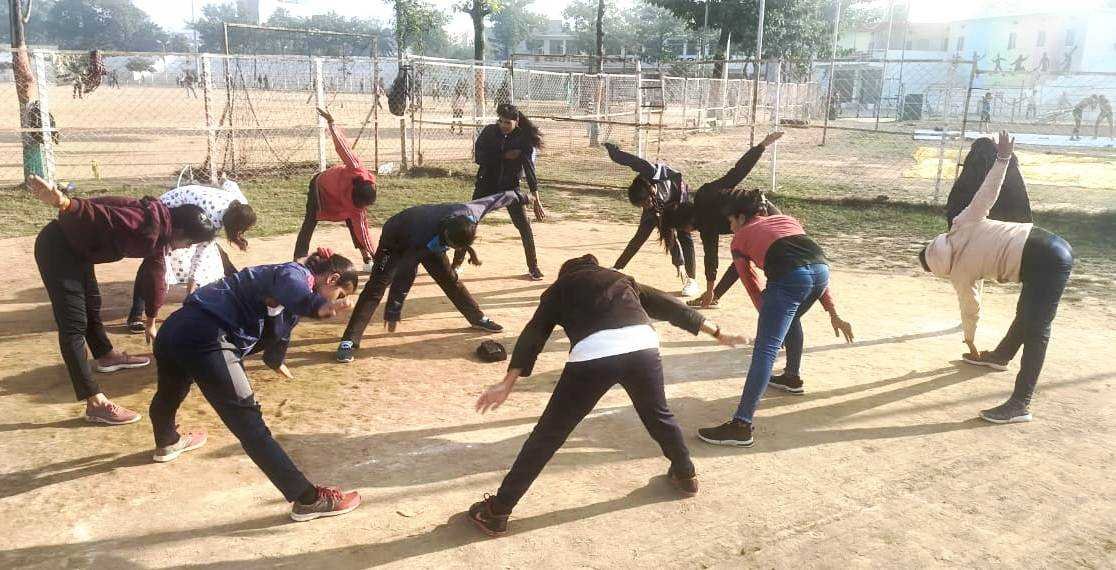 महिला सशक्त वाहिनी की छात्राओं को दिया प्रशिक्षण