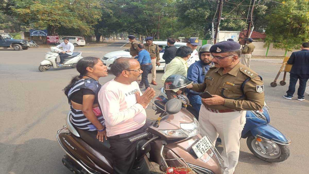 जीरो टालरेंस जोन में बिना हेलमेट लगाए निकला दंपती, पुलिस ने रोका