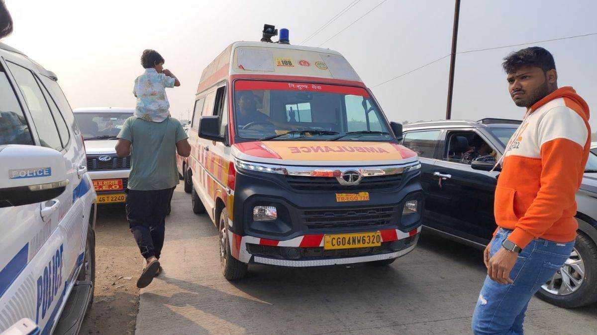 धार में चालकों ने चार रास्तों को किया जाम, टायर में लगाई आग, वाहनों की लगी कतार, बीच में फंसी एंबुलेंस