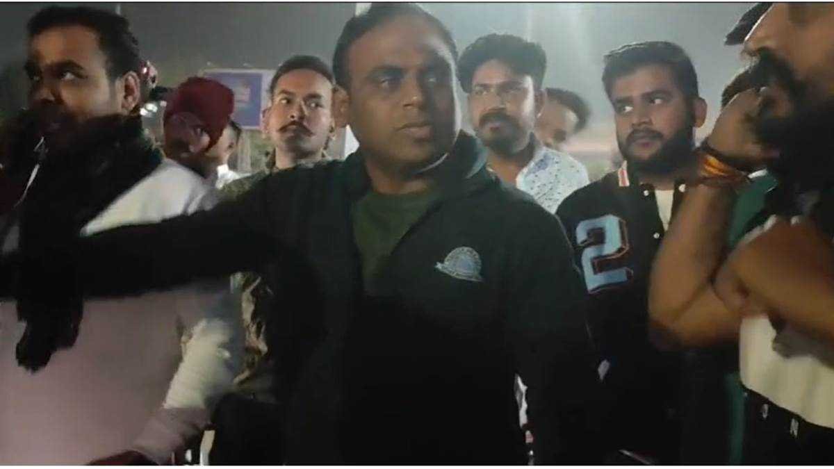 इंदौर कलेक्टर की संवेदनशीलता, एंबुलेंस रुकवाकर घायल को पहुंचाया अस्पताल